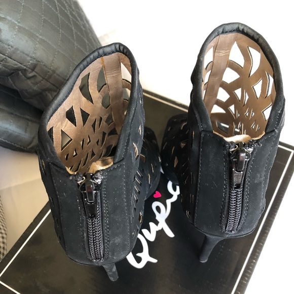 Sexy Black Heels - Picture 2 of 7